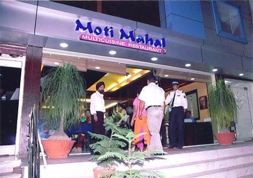 Moti Mahal Hotel And Restaurant دهرادون المظهر الخارجي الصورة