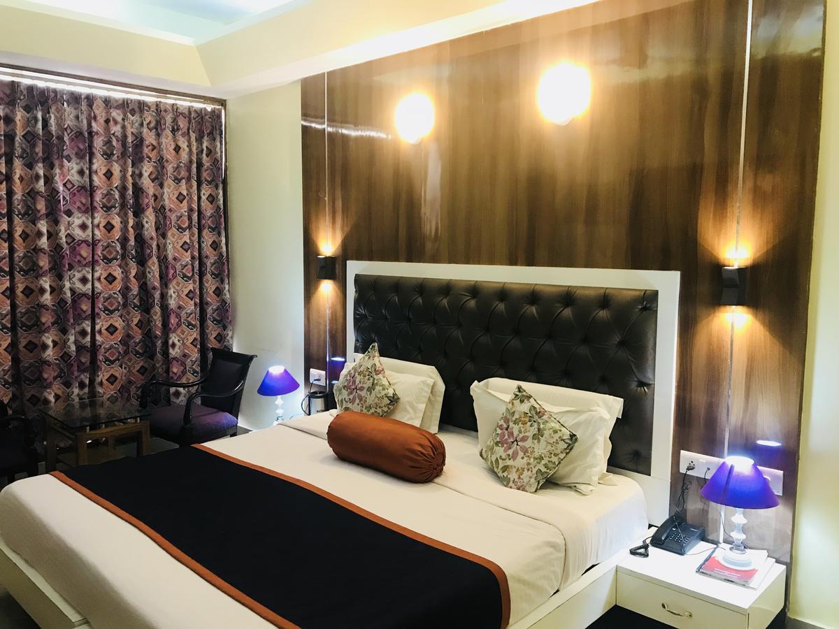 Moti Mahal Hotel And Restaurant دهرادون المظهر الخارجي الصورة