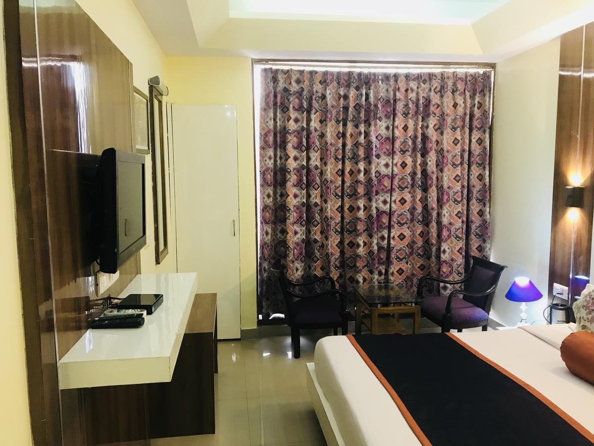 Moti Mahal Hotel And Restaurant دهرادون المظهر الخارجي الصورة